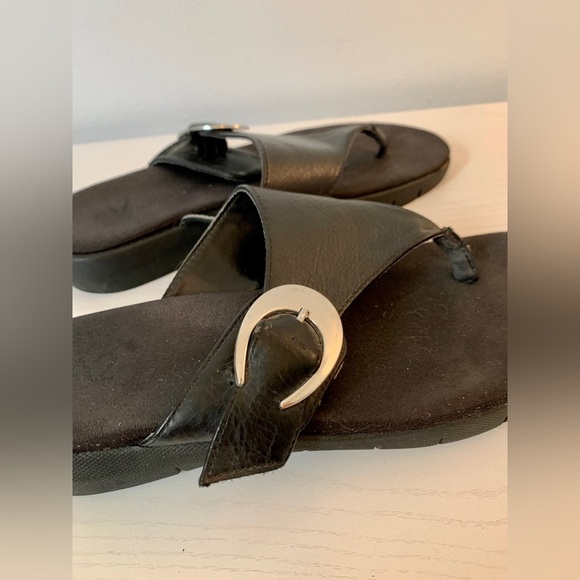 A2 Aerosoles Wipline Flip Flop Sandals Black Leather Thong 7 Coach Cushion Buckl - Picture 6 of 9